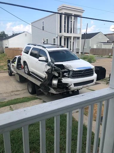TJ Towing recovering a damaged SUV after an accident in New Orleans
