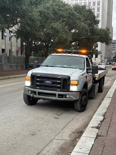 TJ Towing driver providing roadside assistance in New Orleans